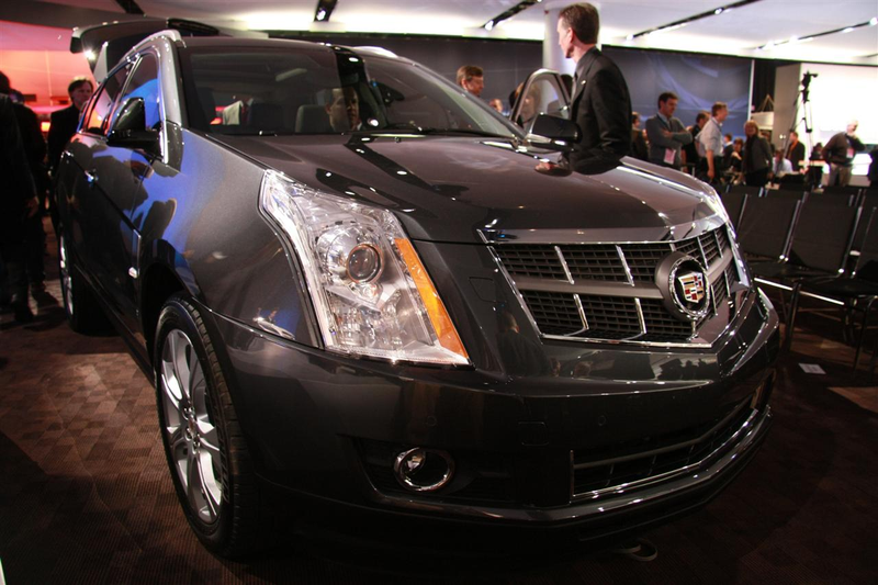 Illustration for article titled 2010 Cadillac SRX: When Luxury Crossover Meets Midsize SUV